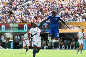 Kaiyun开云APP下载-锐不可当引发热议！，浓眉哥在巴黎圣日耳曼比赛中反败为胜全场沸腾不已(欧冠最不可思议的黑马)